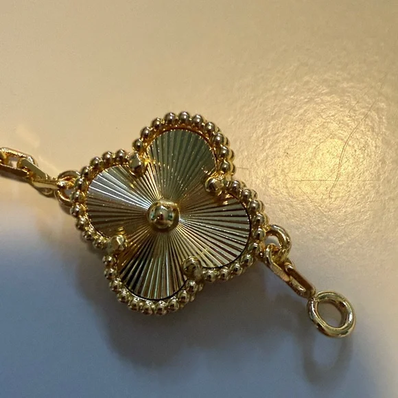 Van Cleef & Arpels Gold Floral Bracelet - Picture 3 of 4